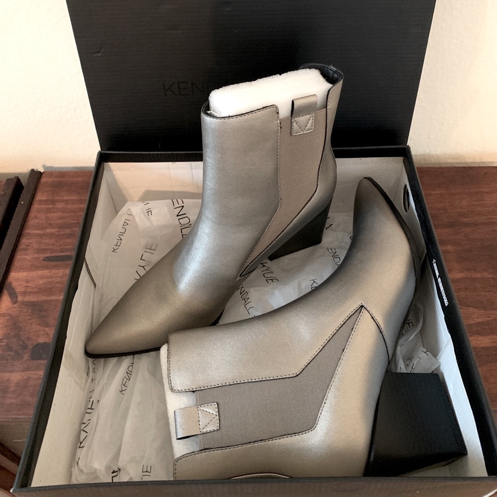 NIB Kendall + Kylie Booties Sz 10 Pewter
